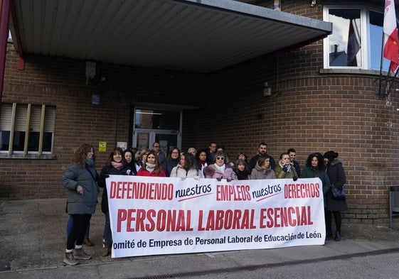 Concentración en el colegio de Educación Especial Bergidum de Ponferrada para denunciar la falta de cobertura de plazas.