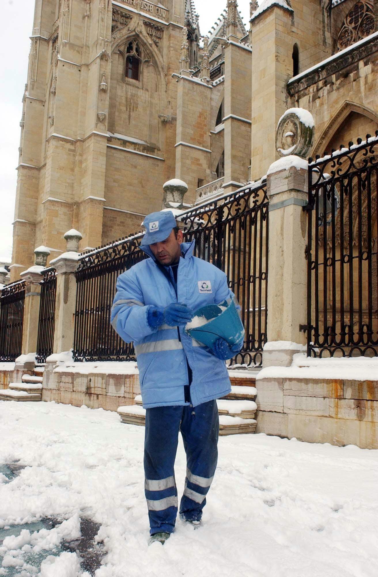 Un trabajador municipal arroja sal en las inmediaciones de la Catedral de León, tras la nevada caída durante la pasada madrugada en la capital leonesa. Febrero 2003.