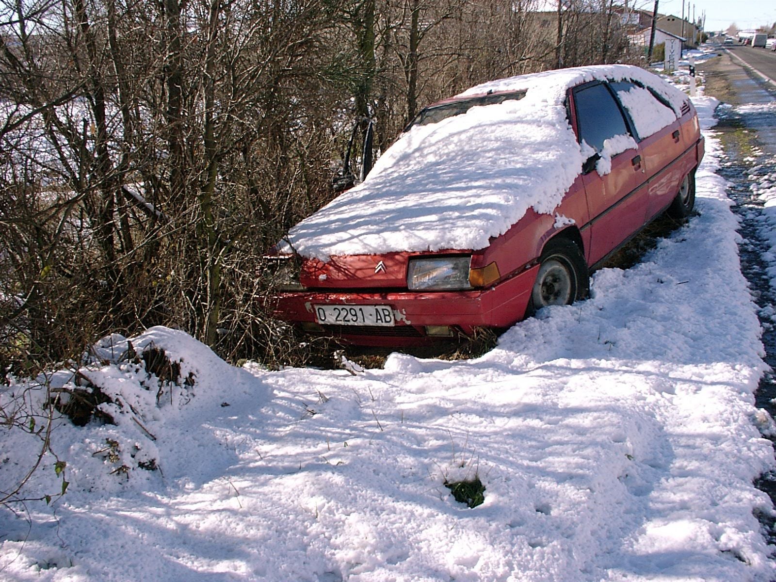 Coche accidentado en una carretera de la provincia de León debido a las intensas nevadas. Diciembre 1999.