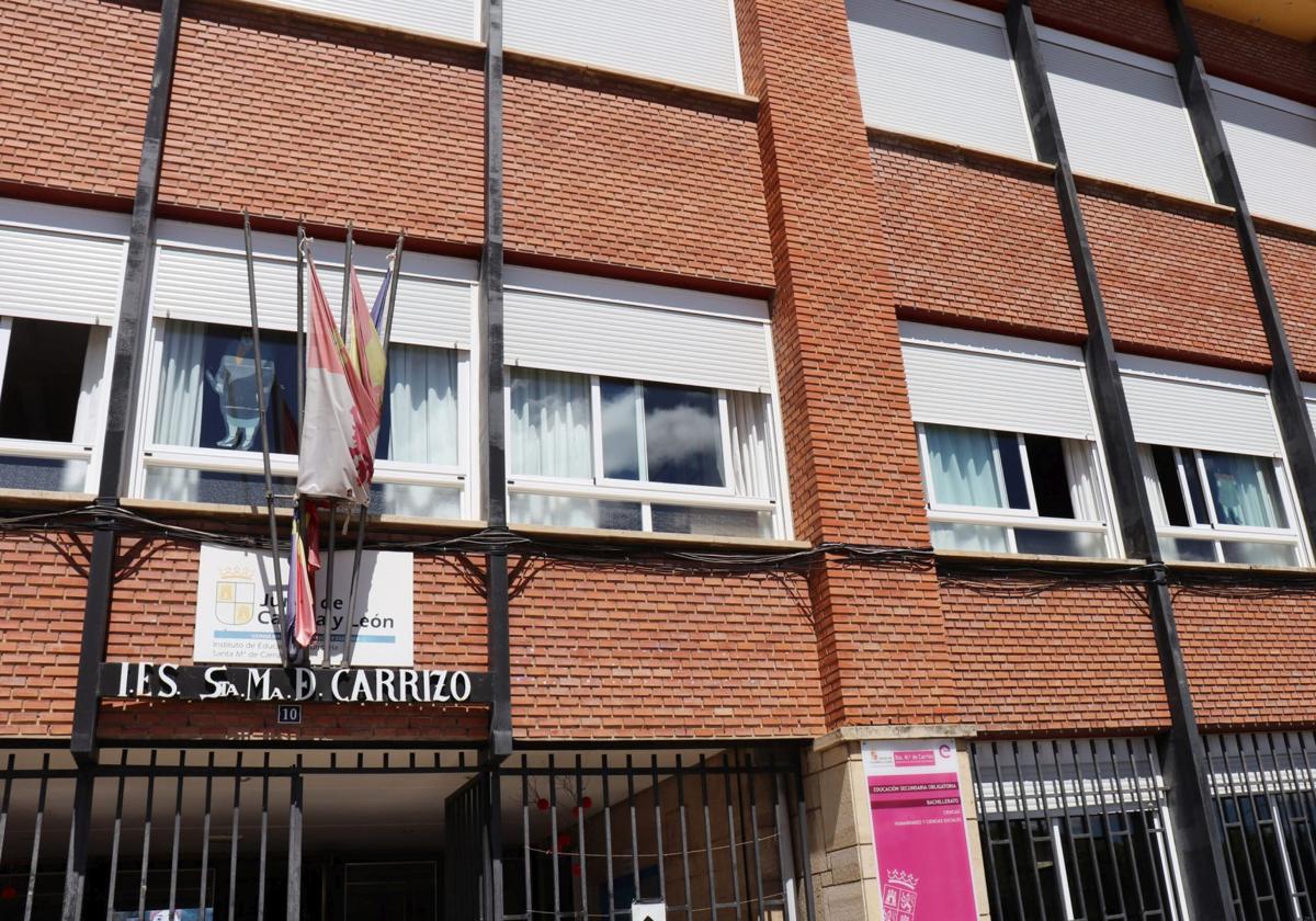 Una avería en la calefacción provoca el derrumbe de parte del techo de un aula de instituto de Carrizo