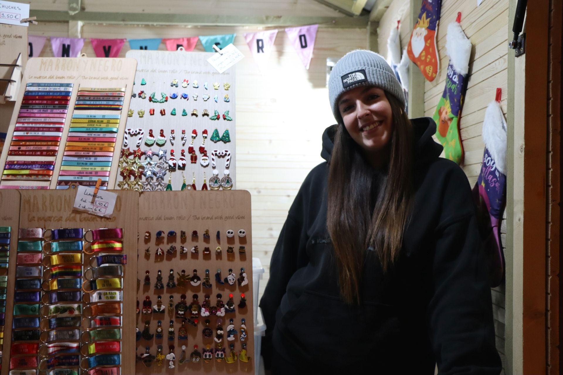 Puesto de Marrón y Negro en el mercadillo de León.