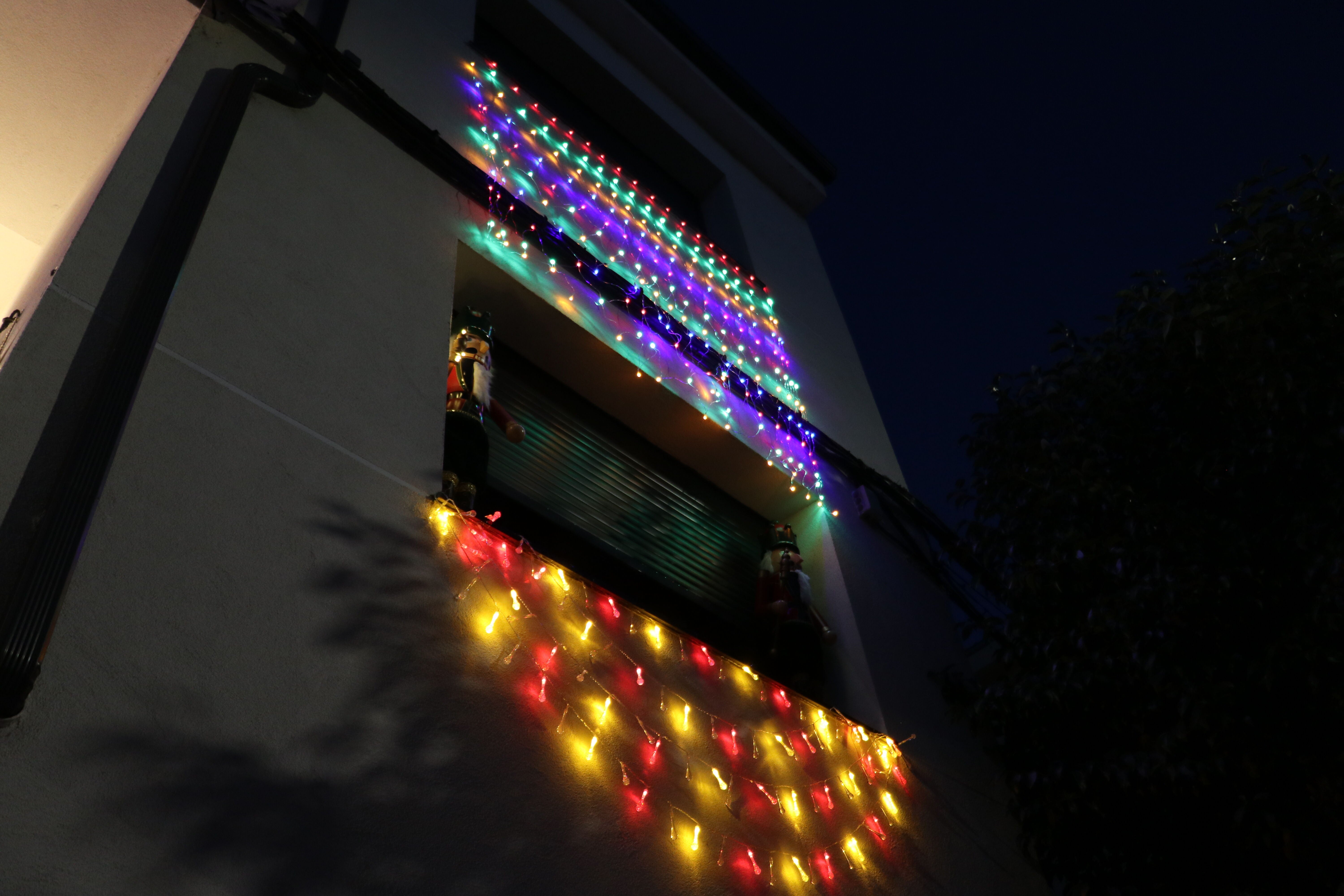 Luces en la fachada de la casa.