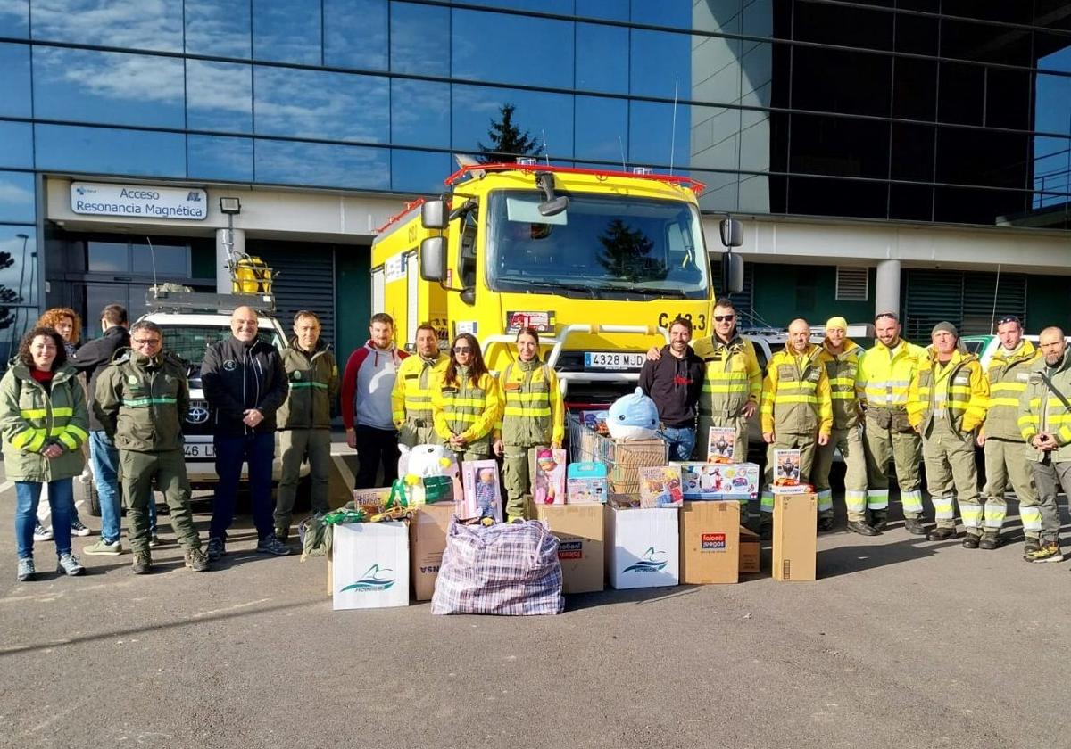 Los bomberos forestales de León llevan regalos al Hospital de León.