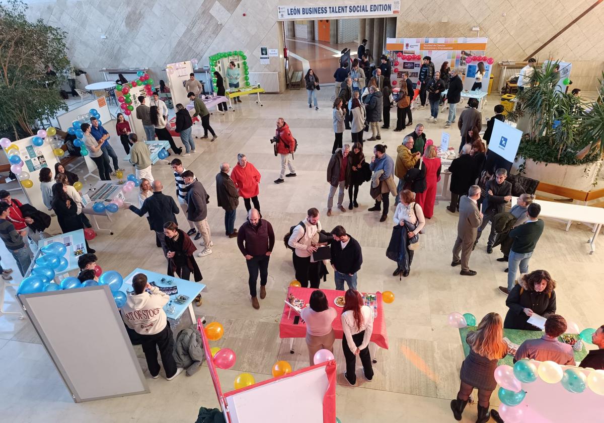 Feria en el hall de la facultad de Económicas.