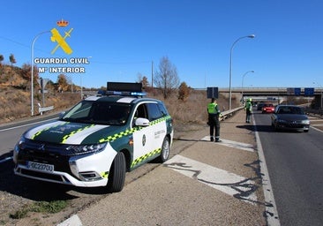 Vuelca con su coche y agrede a los agentes que le auxilian en Valverde de la Virgen