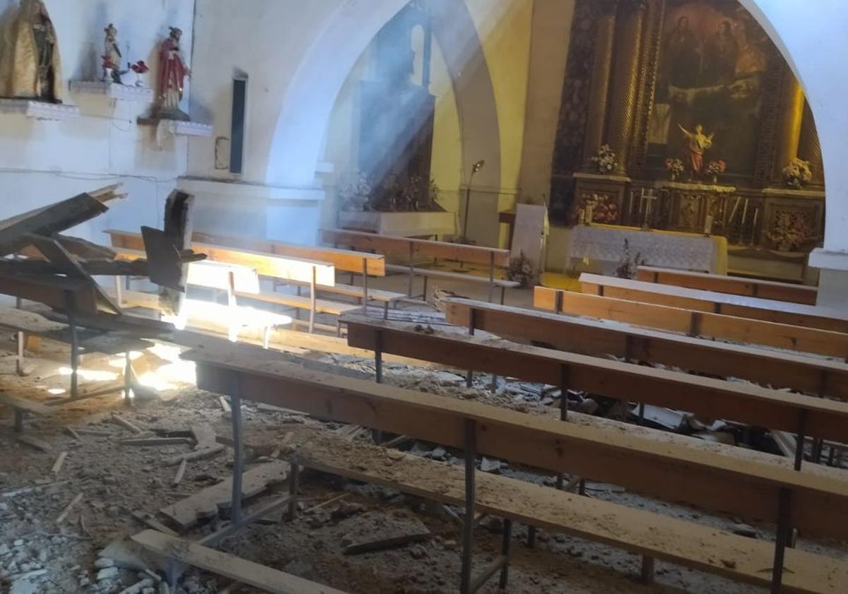 Imagen principal - La estabilidad del muro izquierdo retrasa la rehabilitación de la iglesia de Villagallegos