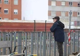 Un hombre viendo obras en León.