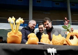 Jorge Pérez, alcalde de Villaquilambre, Diego Moreno y Luis Tudanca durante su visita a la feria.