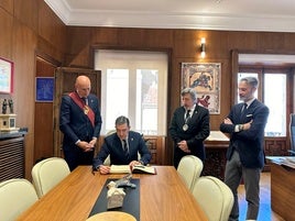 El alcalde de Baeza firmando en el libro de honor del Ayuntamiento de León.