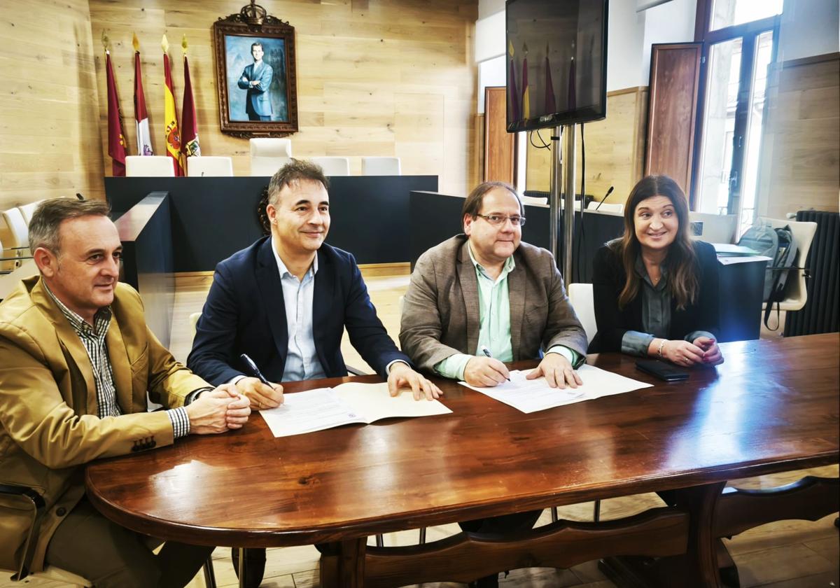 Firma del contrato en el Ayuntamiento de La Bañeza.