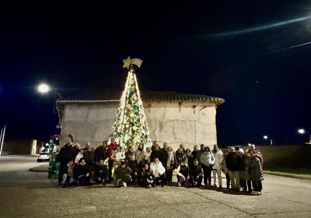 Imagen principal - La Navidad de ganchillo llega a un pueblo de 40 habitantes de León