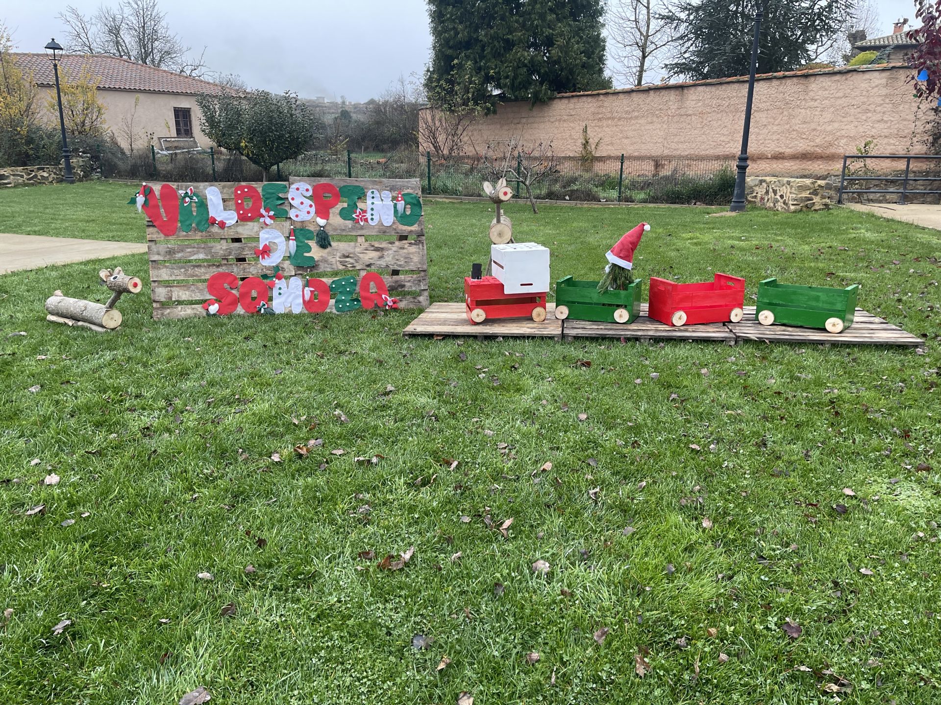 Decoración de Valdespino de Somoza, un tren en colores navideños.