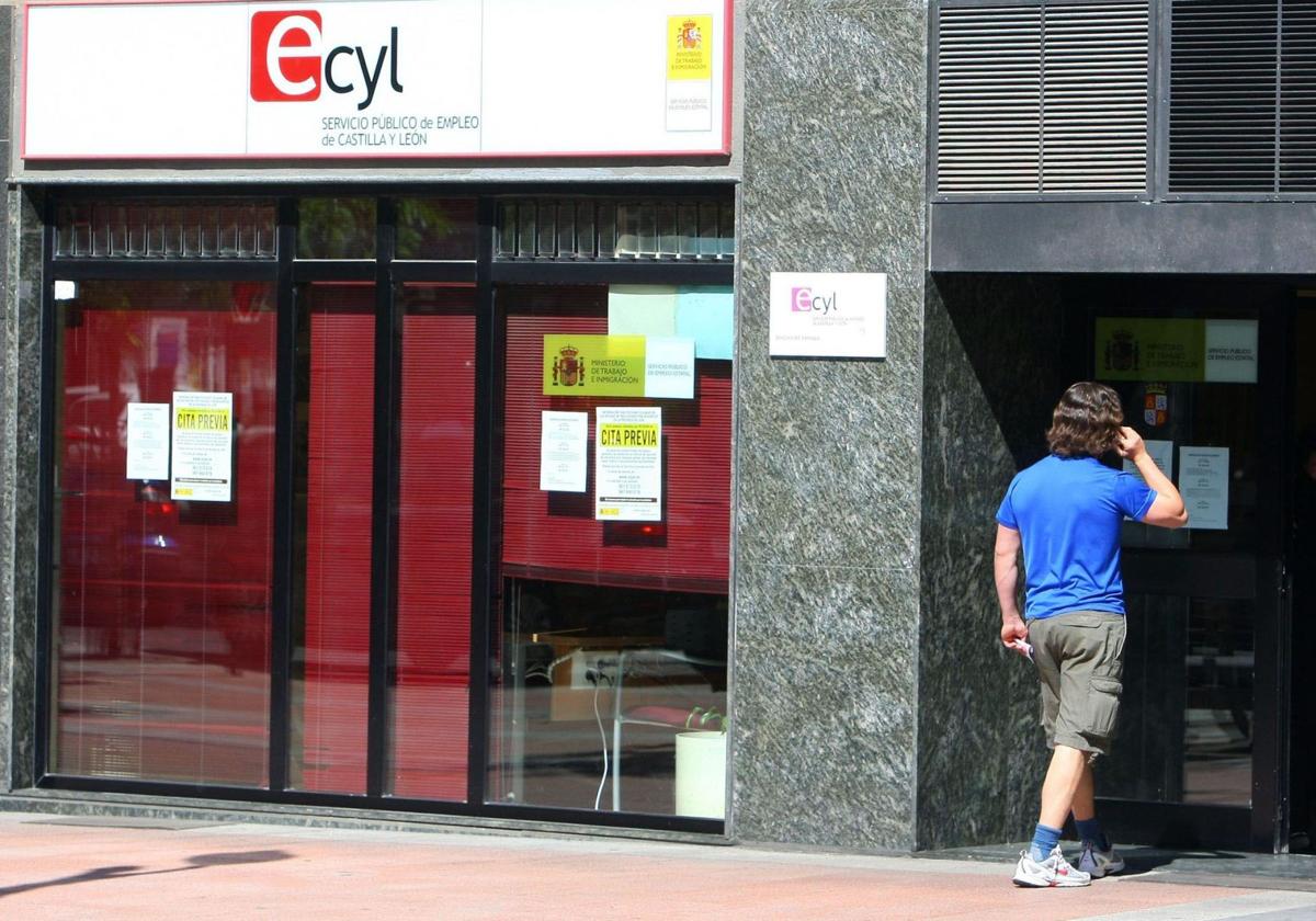 Fachada de una oficina del Servicio Regional de Empleo en Ponferrada, León