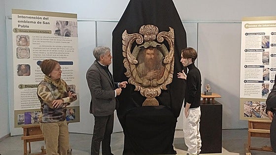 El Monasterio de Sandoval recupera uno de sus cinco escudos