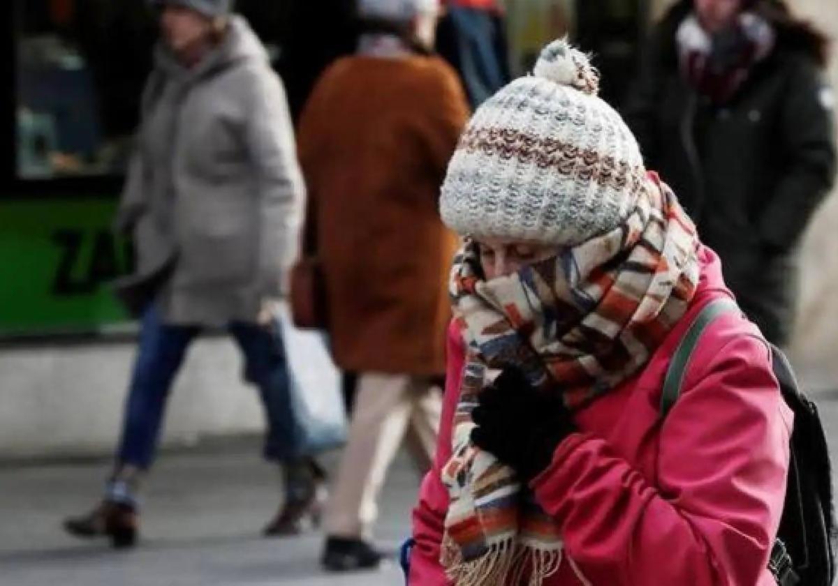 Una mujer abrigada durante el invierno en una imagen de archivo.