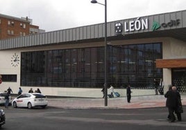 Imagen de la fachada exterior de la estación de tren de León.