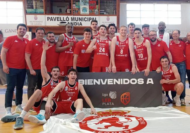 El equipo leonés celebra el ascenso.