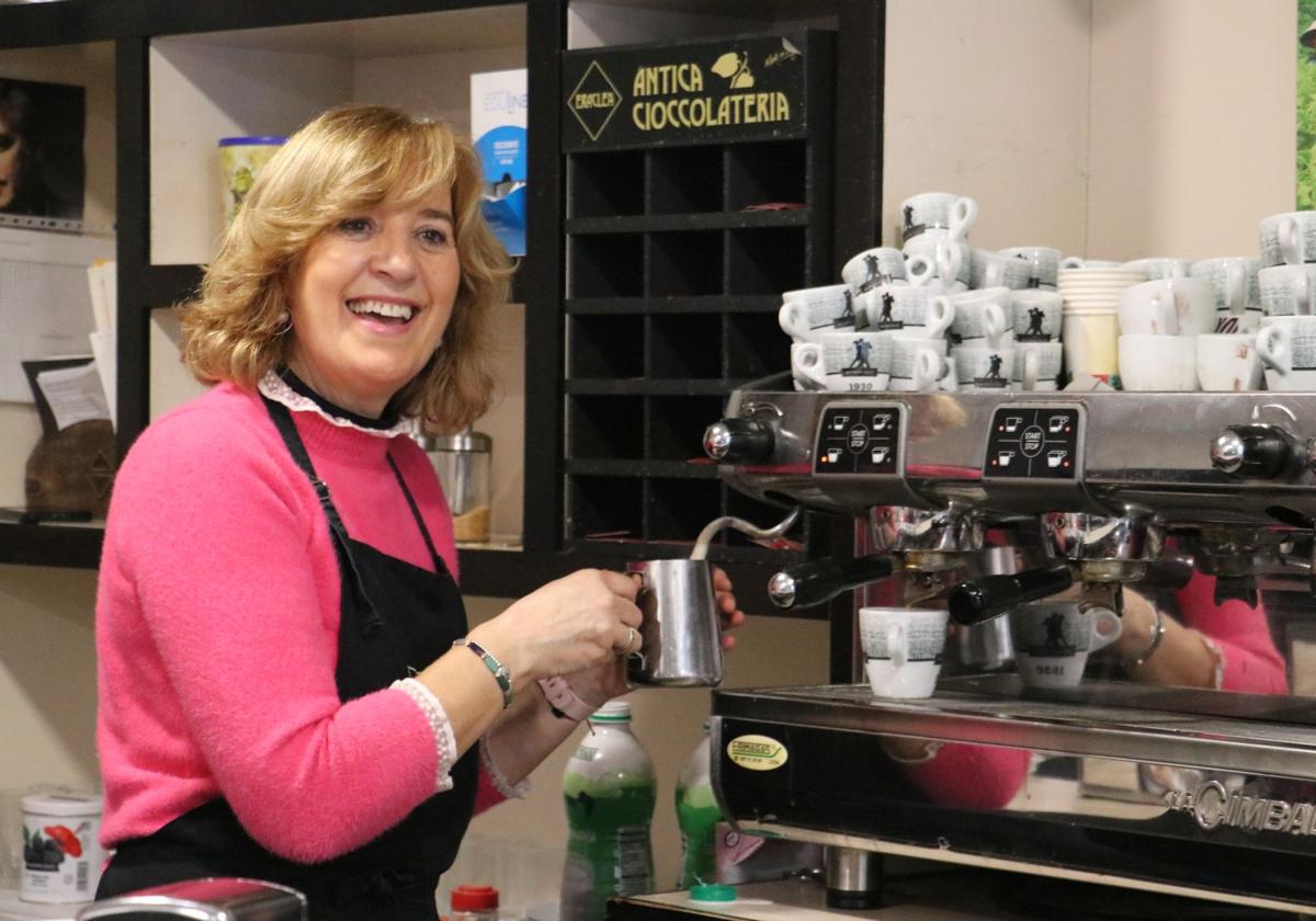 Mari Cruz sirve uno de los últimos cafés en su local.