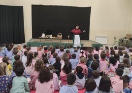 La Vieja del Monte hablando frene a los niños.