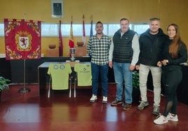 Uno de los momentos de la visita de los campeones al Ayuntamiento de Sariegos.