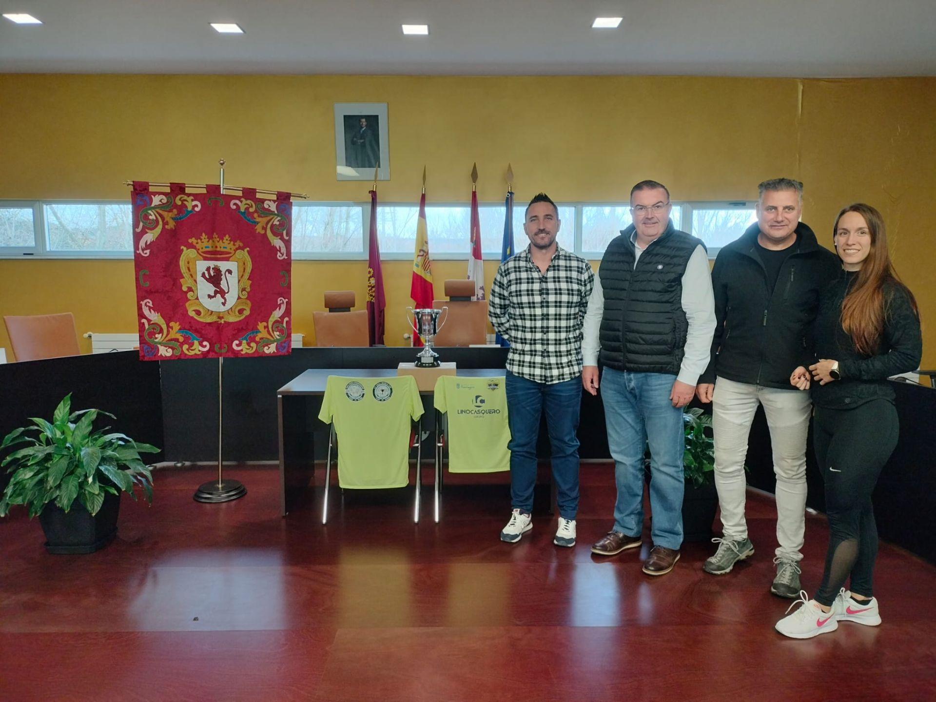 Uno de los momentos de la visita de los campeones al Ayuntamiento de Sariegos.
