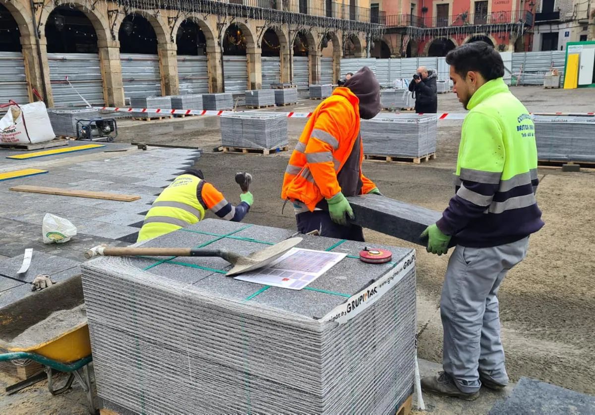 Trabajos en la Plaza Mayor de León.