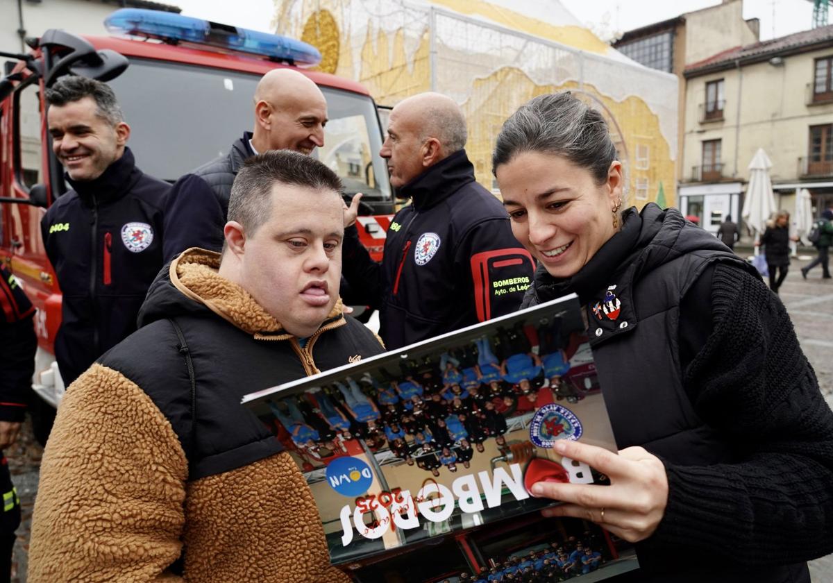 El alcalde de León, José Antonio Diez, presenta el calendario solidario de los Bomberos del Ayuntamiento de León junto al concejal del área, Álvaro Pola.