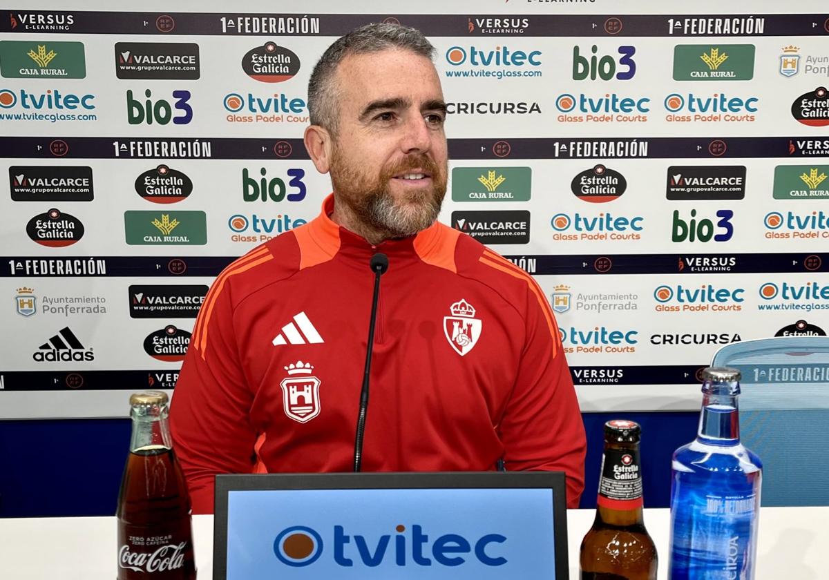 Javi Rey, entrenador de la Deportiva, en sala de prensa.