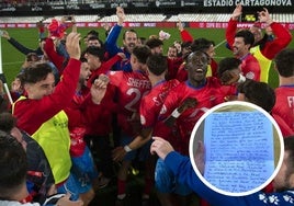 Los jugadores del Minera celebran el pase ronda en Copa ante el Alavés. En la imagen anexa, la carta recibida por parte de un aficionado de León.