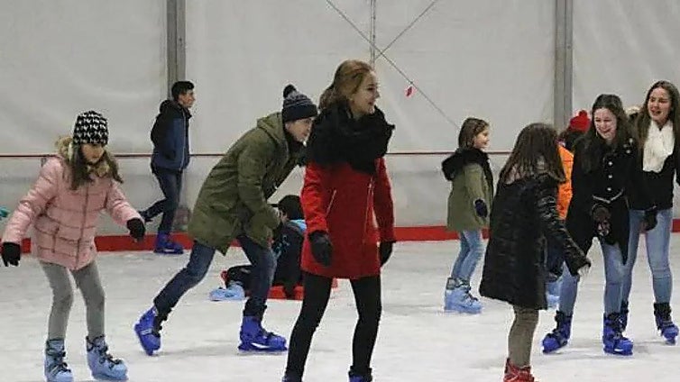 Disfruta de la pista de hielo de Espacio León estas navidades