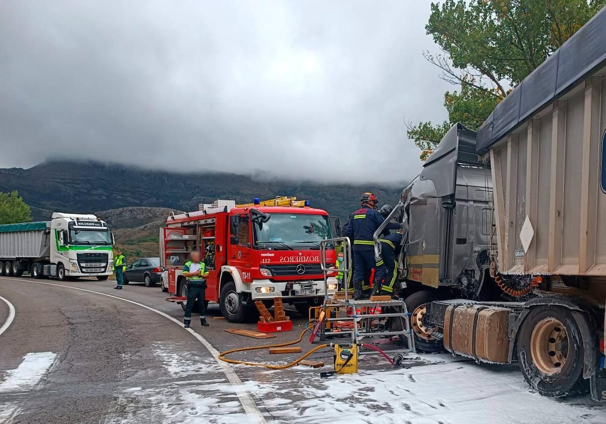 Imagen de archivo de un accidente similar con dos camiones implicados.