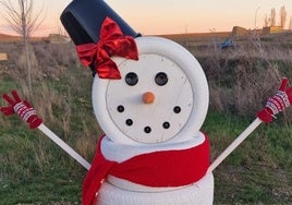 Muñeco de nieve realizado con neumáticos usados.