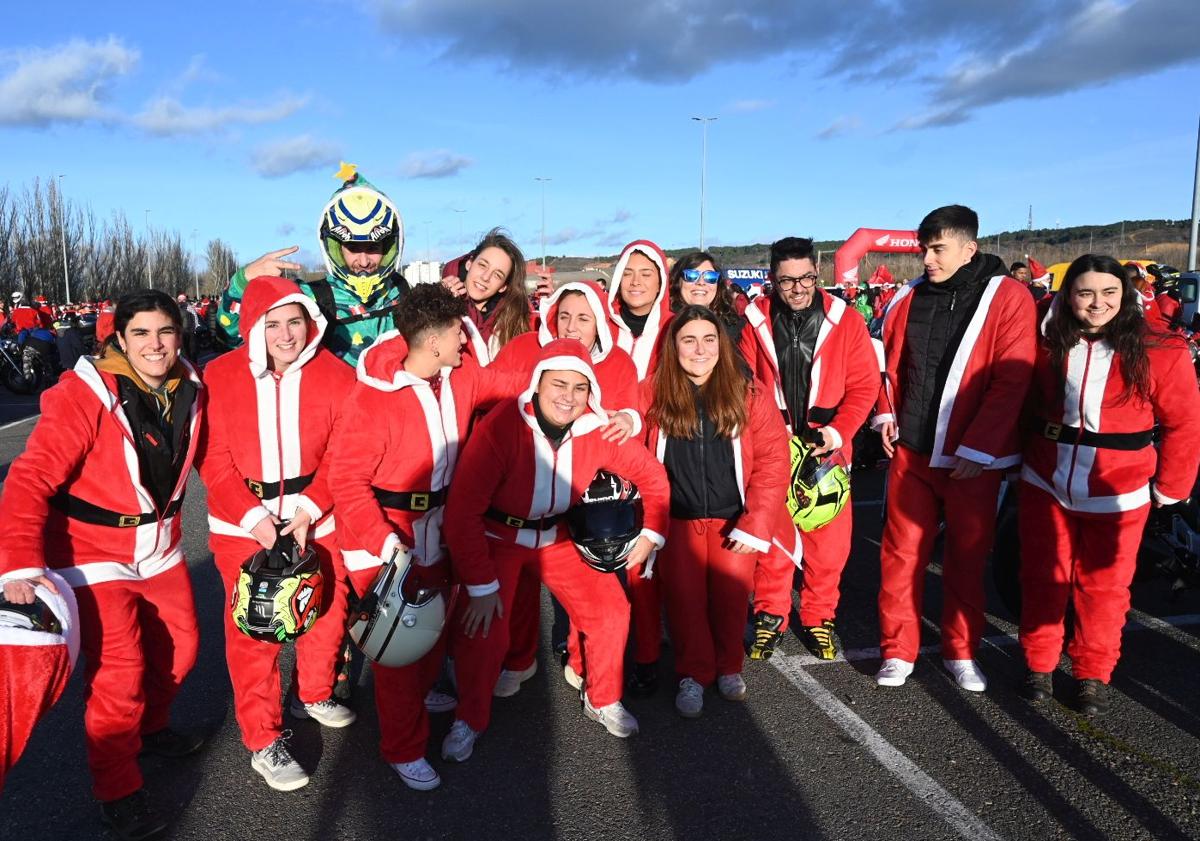 Imagen principal - Los moteros se visten de Papá Noel para luchar contra la Fibrodisplasia Osificante Progresiva