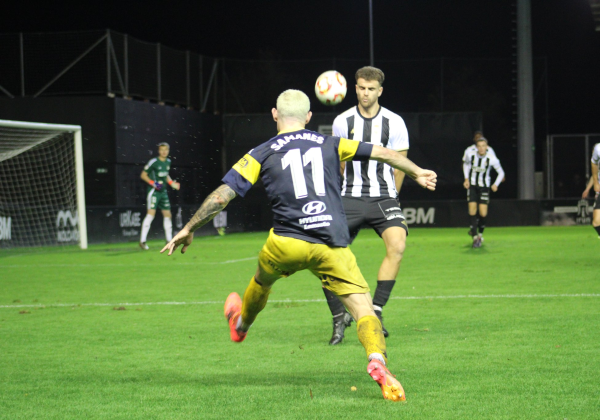 Samanes, en una acción del duelo ante el Real Unión