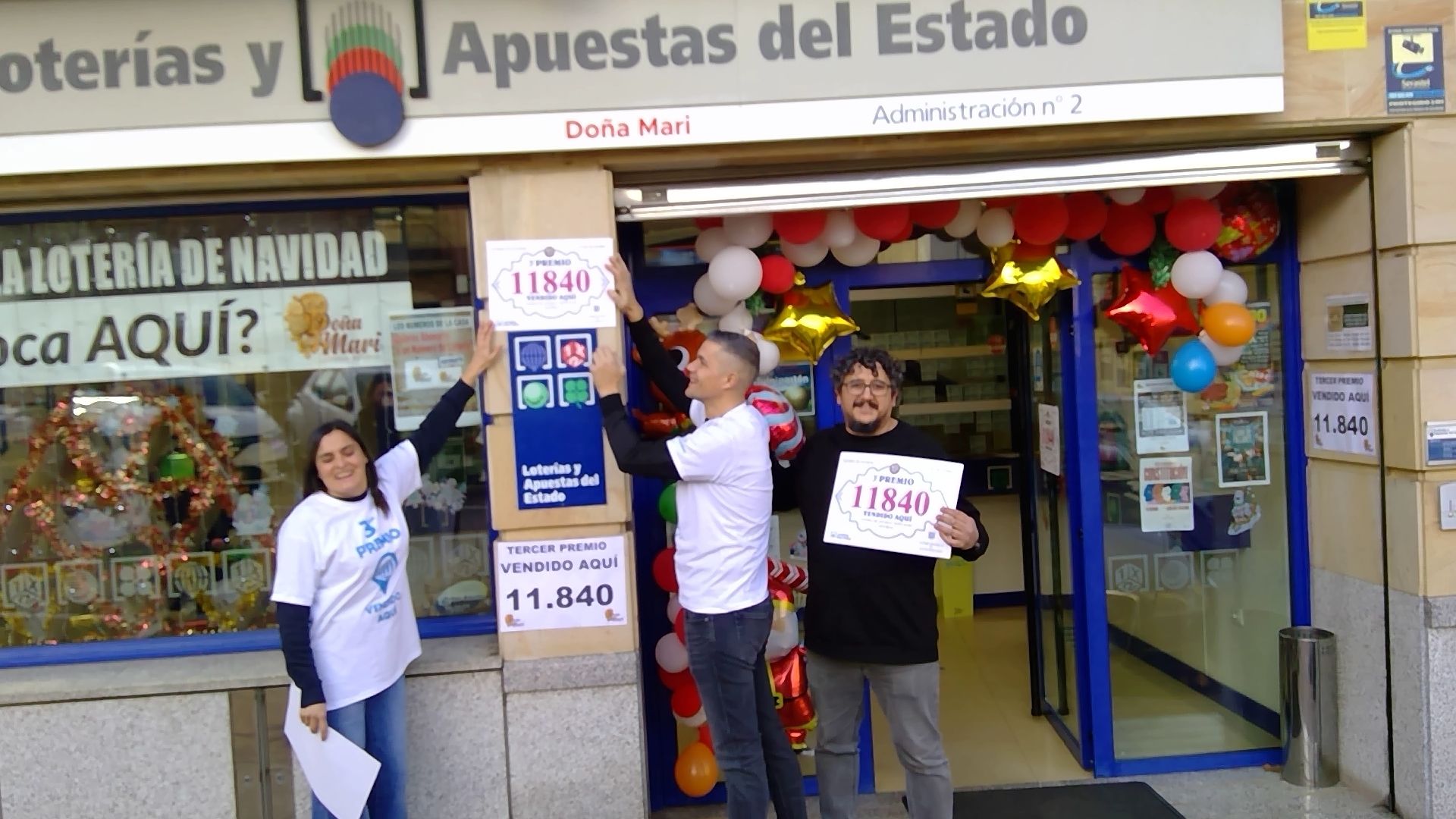 Los loteros de Astorga vendedores de parte del tercer premio reparten la suerte en su segunda campaña navideña.