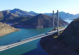 Puente Carlos Fernández Casado, en Barrios de Luna.