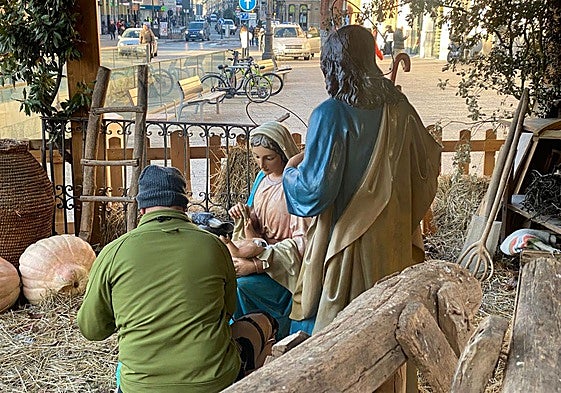 Restauran la cabeza del niño Jesús en el Belén de León