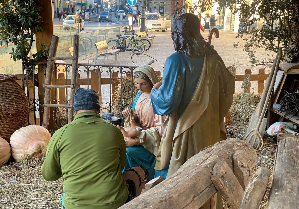 Restauran la cabeza del niño Jesús en el Belén de León