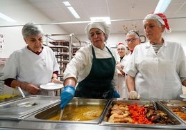 Voluntarias y hermanas de la Caridad en la cena de Nochebuena del Comedor Social.