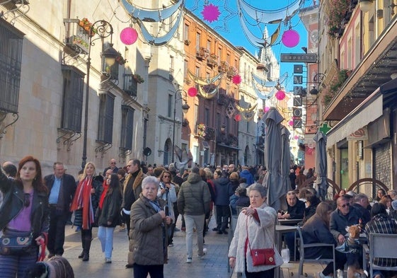 Ambiente navideño en la calle Ancha el 25 de diciembre.