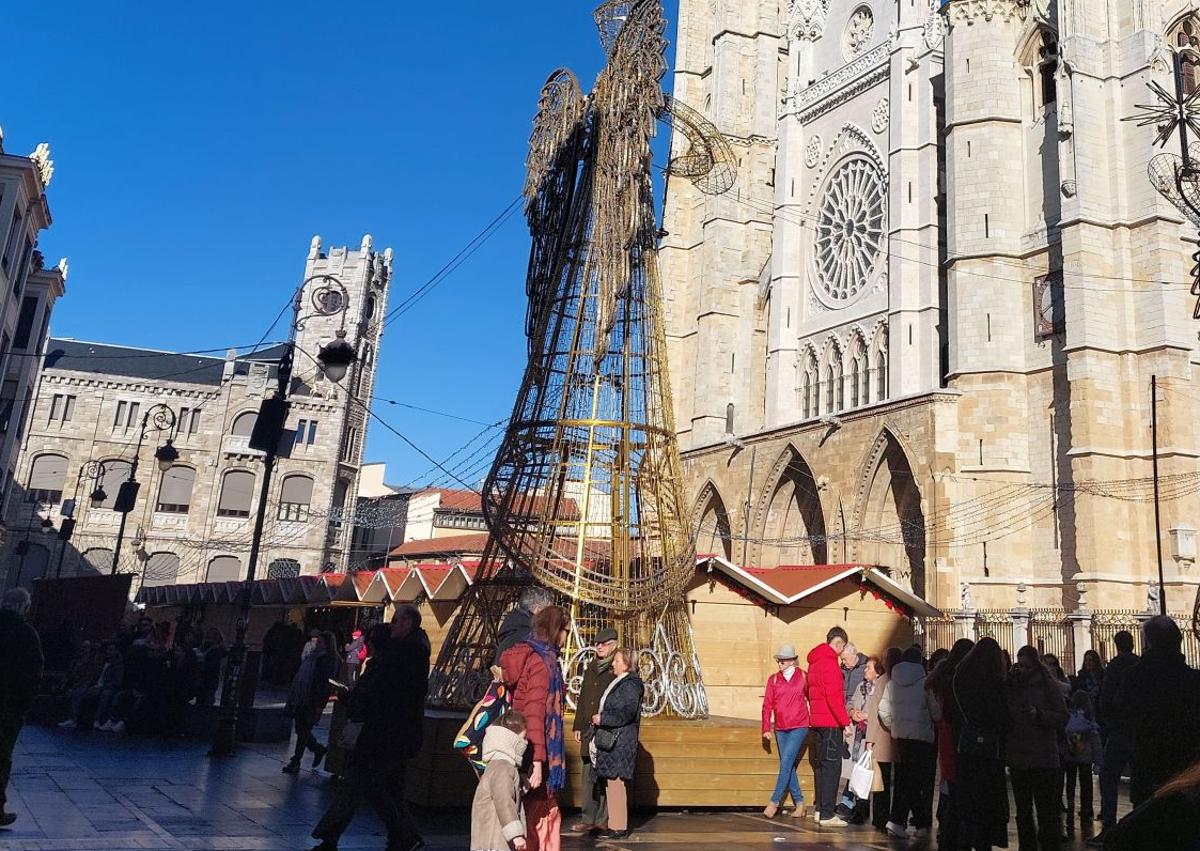 Imagen secundaria 1 - El ambiente festivo se apodera de las calles de León en Nochebuena y Navidad