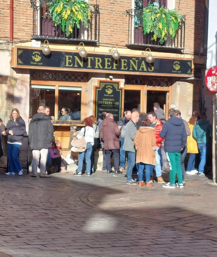 Imagen secundaria 2 - El ambiente festivo se apodera de las calles de León en Nochebuena y Navidad