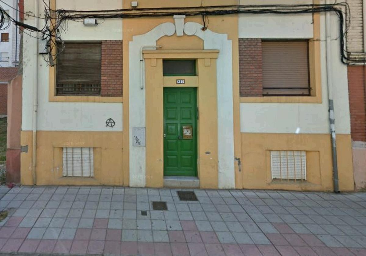 Imagen de la facha del edificio donde se encuentra la vivienda a subasta.