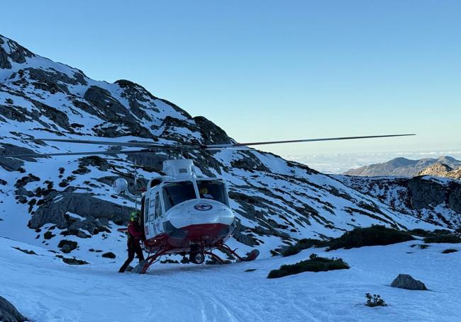 Inicio de las labores de búsqueda en helicóptero desde la vertiente de Cantabria.