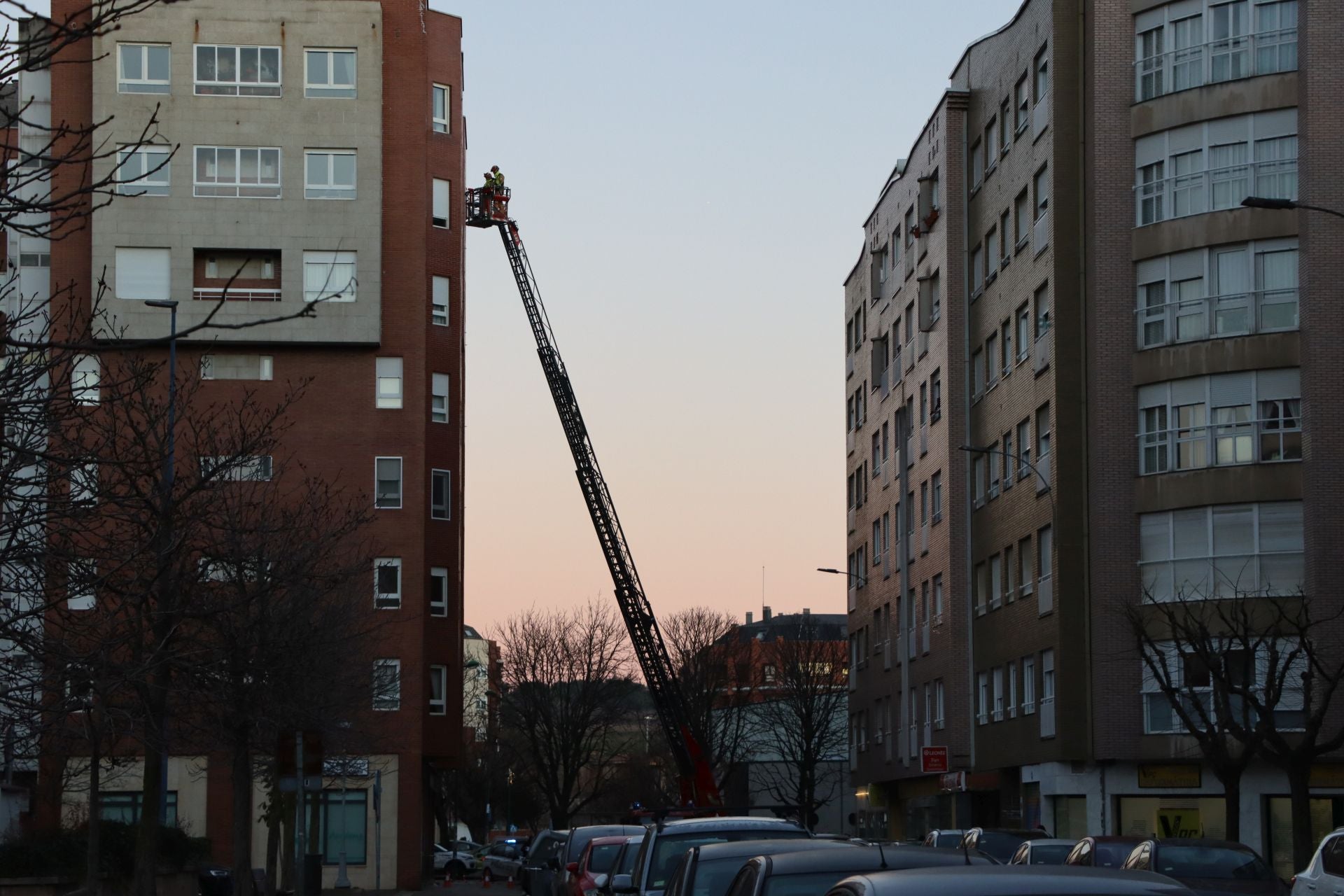 Bomberos de León intervienen en una fachada