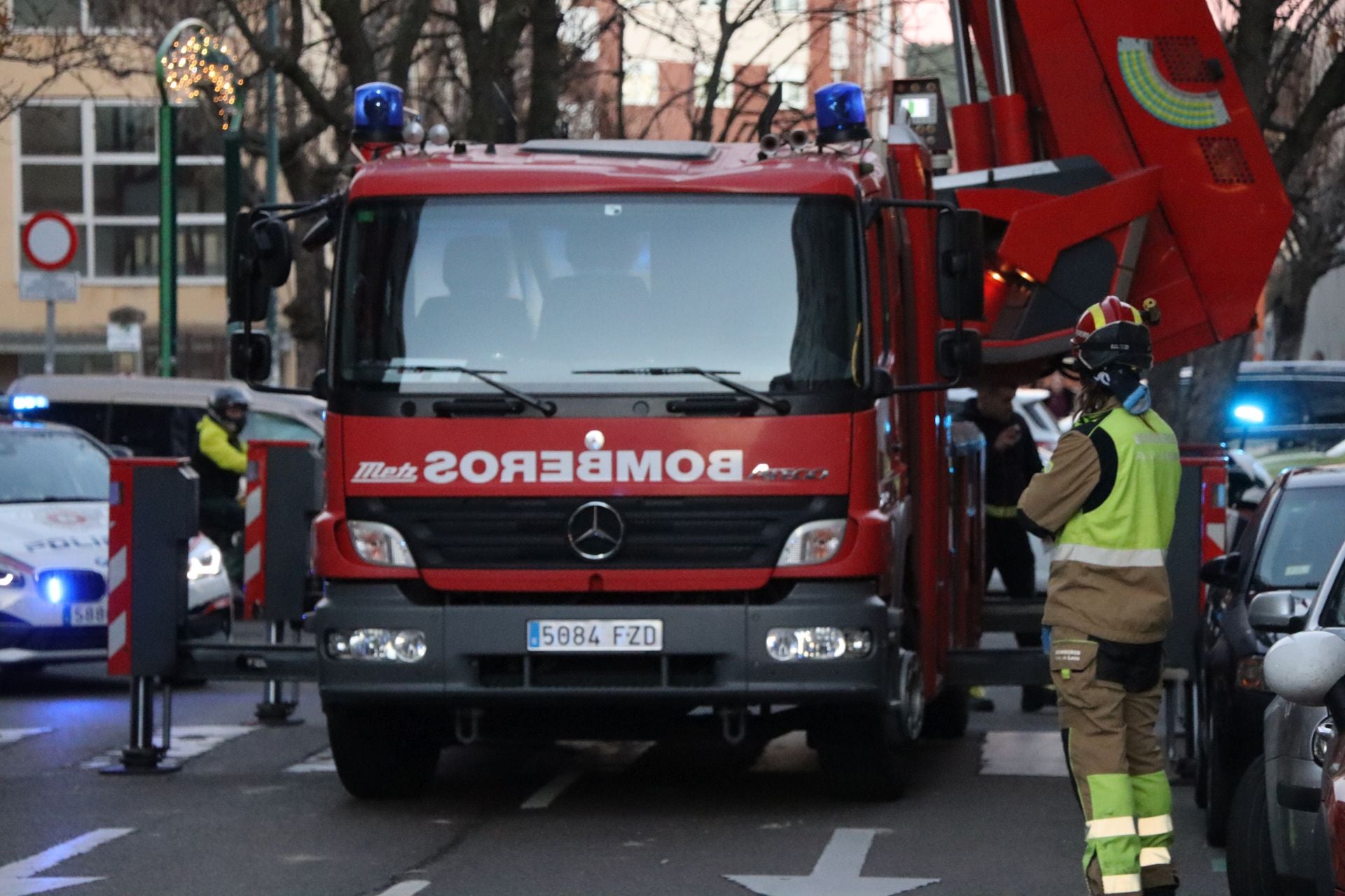 Bomberos de León intervienen en una fachada