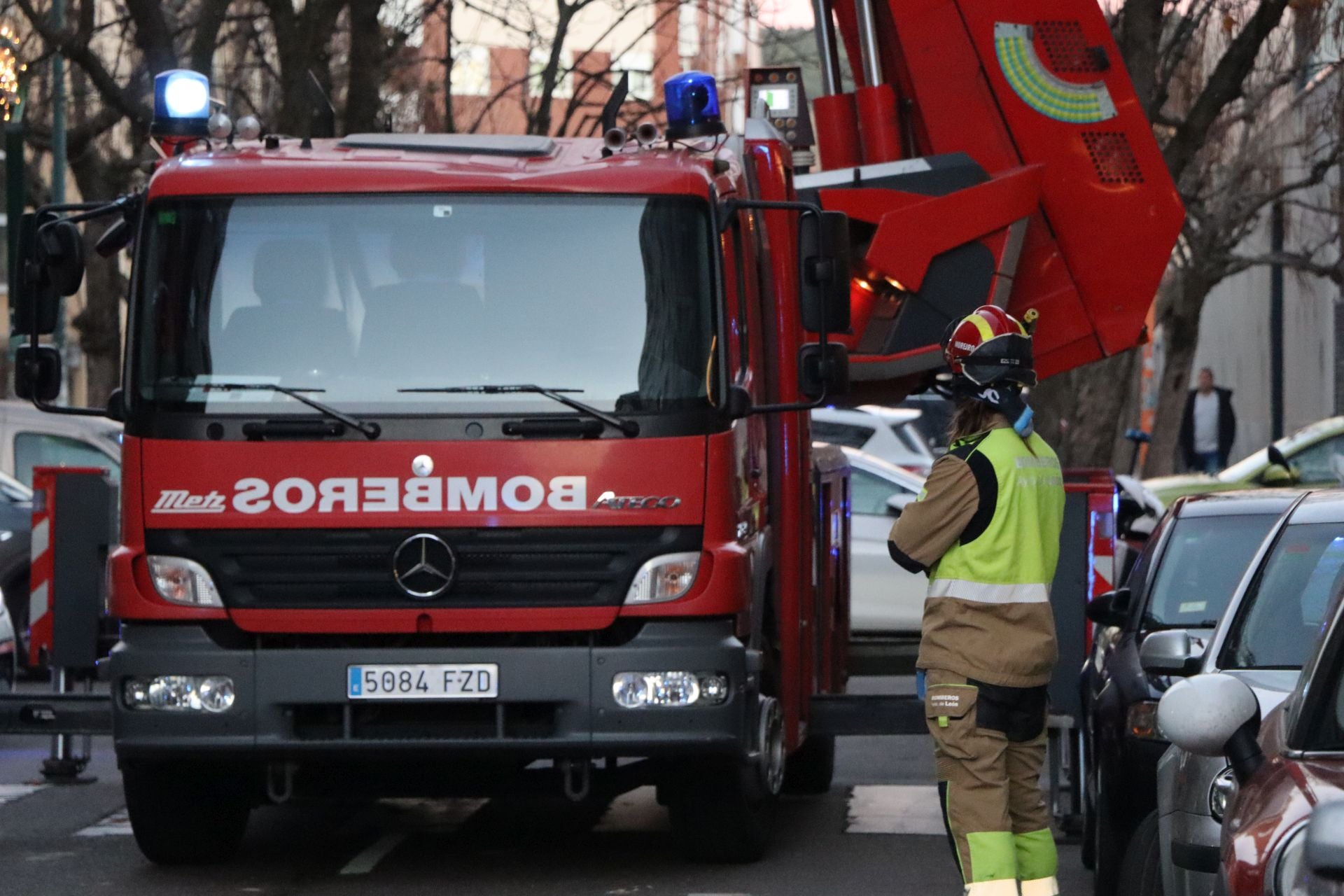 Bomberos de León intervienen en una fachada