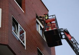 Bomberos de Léon intervienen en una fachada