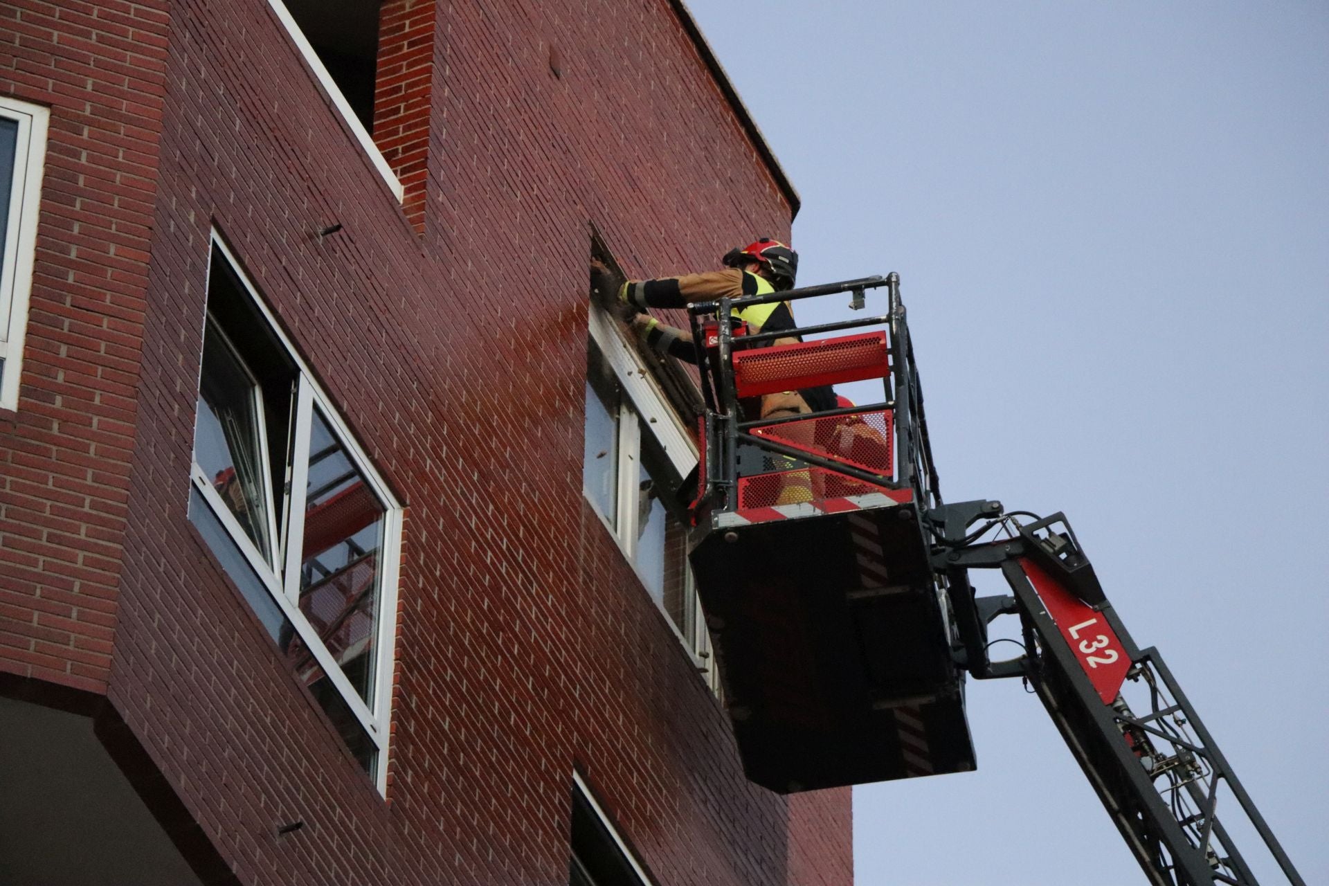 Bomberos de León intervienen en una fachada