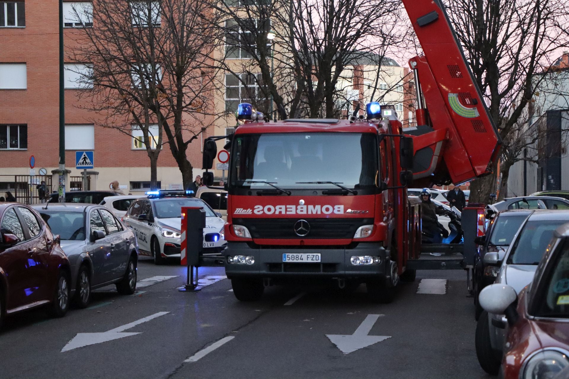 Bomberos de León intervienen en una fachada